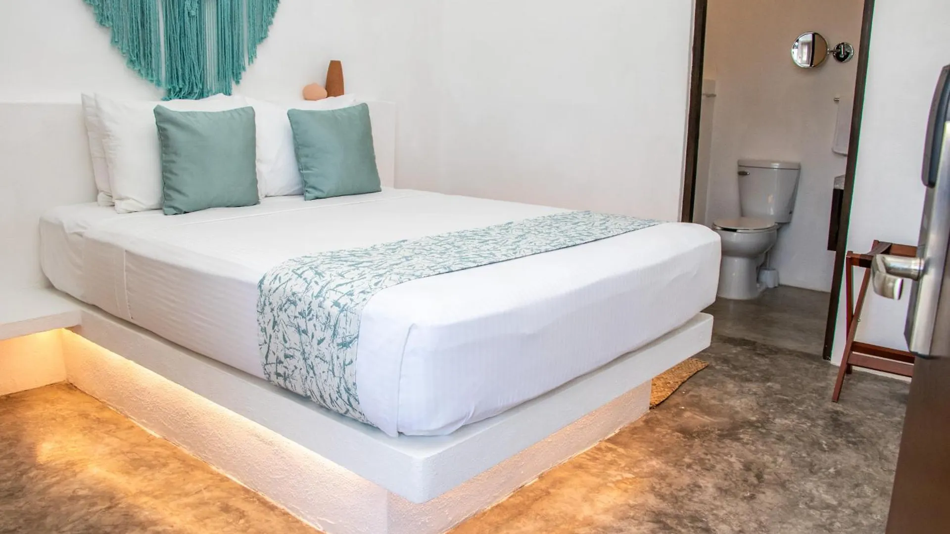 Hau Holbox, Oceanfront Boutique Hotel 4*,